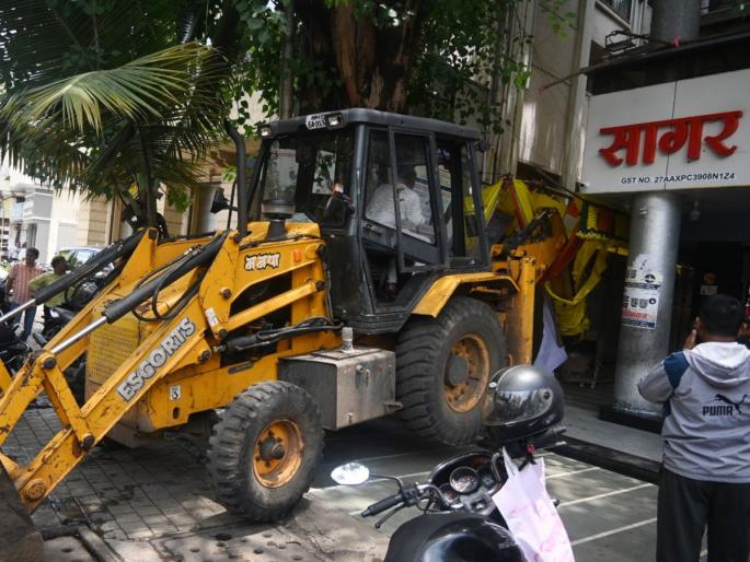 Nashik: Encroachments in College Road area continued on the second day | Nashik: कॉलेज रोड परिसरामध्ये दुसऱ्या दिवशीही अतिक्रमणे जमिनदोस्त Nashik: Encroachments in College Road area continued on the second day | Nashik: कॉलेज रोड परिसरामध्ये दुसऱ्या दिवशीही अतिक्रमणे जमिनदोस्त