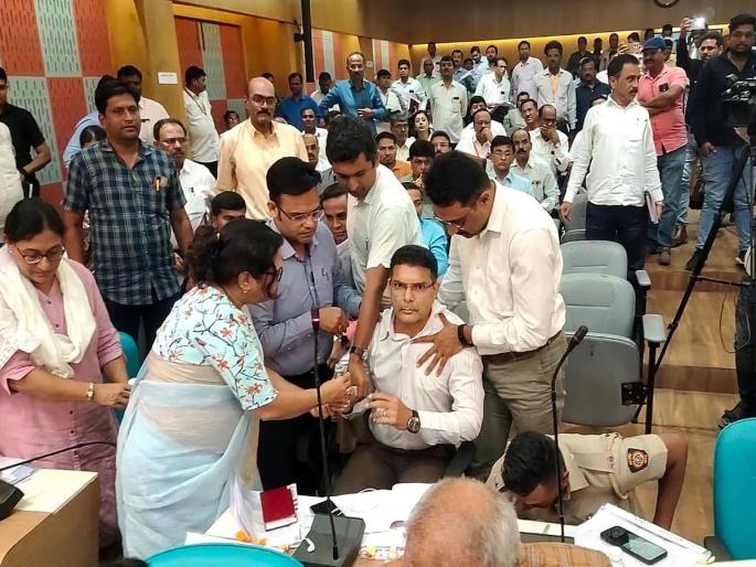 Suhas kande: MLA Suhas Kande's accusations made the officer angry, the guardian minister wrapped up the meeting | Nashik: आमदार कांदेच्या आरोपांच्या सरबत्तीने अधिकाऱ्याला आली भोवळ, पालकमंत्र्यांनी बैठक गुंडाळली Suhas kande: MLA Suhas Kande's accusations made the officer angry, the guardian minister wrapped up the meeting | Nashik: आमदार कांदेच्या आरोपांच्या सरबत्तीने अधिकाऱ्याला आली भोवळ, पालकमंत्र्यांनी बैठक गुंडाळली
