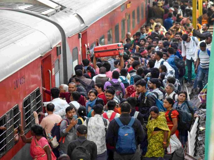Two passengers die one seriously injured after falling off Karmabhoomi Express in Nashik | नाशिकजवळ धावत्या एक्स्प्रेसमधून तिघे फेकले गेले, दोघांचा मृत्यू; अपघातग्रस्त प्रवाशांची ओळख पटेना Two passengers die one seriously injured after falling off Karmabhoomi Express in Nashik | नाशिकजवळ धावत्या एक्स्प्रेसमधून तिघे फेकले गेले, दोघांचा मृत्यू; अपघातग्रस्त प्रवाशांची ओळख पटेना