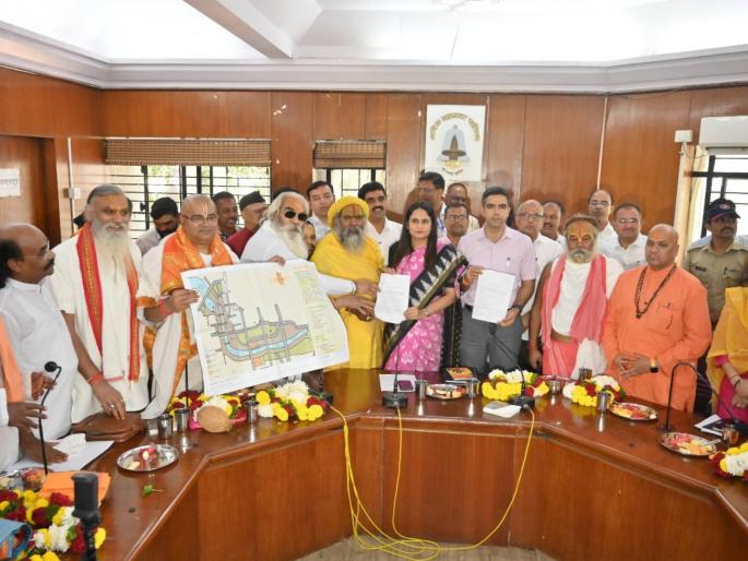 Sadhus and Mahants demand that we be included in the Simhastha Authority; First meeting with the administration in the Municipal Corporation | सिंहस्थ प्राधिकरणात आम्हालाही सहभागी करून घ्या साधू-महंतांची मागणी; महापालिकेत प्रशासनाबरोबर पहिलीच बैठक Sadhus and Mahants demand that we be included in the Simhastha Authority; First meeting with the administration in the Municipal Corporation | सिंहस्थ प्राधिकरणात आम्हालाही सहभागी करून घ्या साधू-महंतांची मागणी; महापालिकेत प्रशासनाबरोबर पहिलीच बैठक