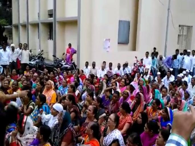 Movement in front of Investor's Police Station against Maitreya Golden Temple in Nashik | नाशिकमध्ये मैत्रेय सुवर्णसिद्धी विरोधात गुंतवणूकदारांचे पोलीस ठाण्यासमोर आंदोलन