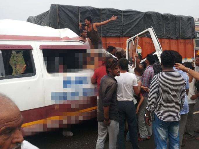 Accident of Two vehicles in Nashik, 5 dead | देवदर्शनाहून परतणाऱ्या भाविकांवर काळाचा घाला, नाशिकमध्ये भीषण अपघातात 10 जणांचा मृत्यू