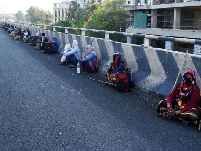 Nashik police stops foreign workers on foot | नाशिक पोलिसांनी रोखला परप्रांतीय मजुरांचा पायी प्रवास Nashik police stops foreign workers on foot | नाशिक पोलिसांनी रोखला परप्रांतीय मजुरांचा पायी प्रवास