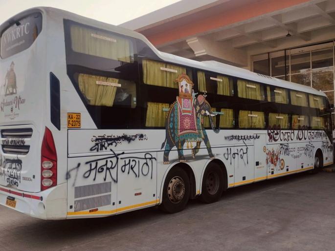 Nashik: MNS blackouts Karnataka buses in Nashik | Nashik: नाशिकमध्ये मनसेने कर्नाटकच्या बसला काळे फासले Nashik: MNS blackouts Karnataka buses in Nashik | Nashik: नाशिकमध्ये मनसेने कर्नाटकच्या बसला काळे फासले