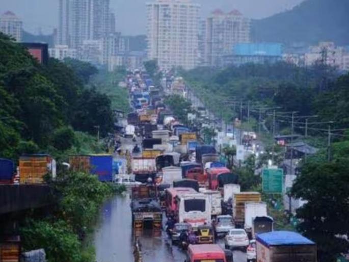 Bhujbal goes by train, Thorat goes on foot; Mumbai-Nashik highway is in bad condition | भुजबळ जातात रेल्वेने, थोरात गेले पायी; मुंबई-नाशिक महामार्गाच्या दुरवस्थेचे धिंडवडे Bhujbal goes by train, Thorat goes on foot; Mumbai-Nashik highway is in bad condition | भुजबळ जातात रेल्वेने, थोरात गेले पायी; मुंबई-नाशिक महामार्गाच्या दुरवस्थेचे धिंडवडे