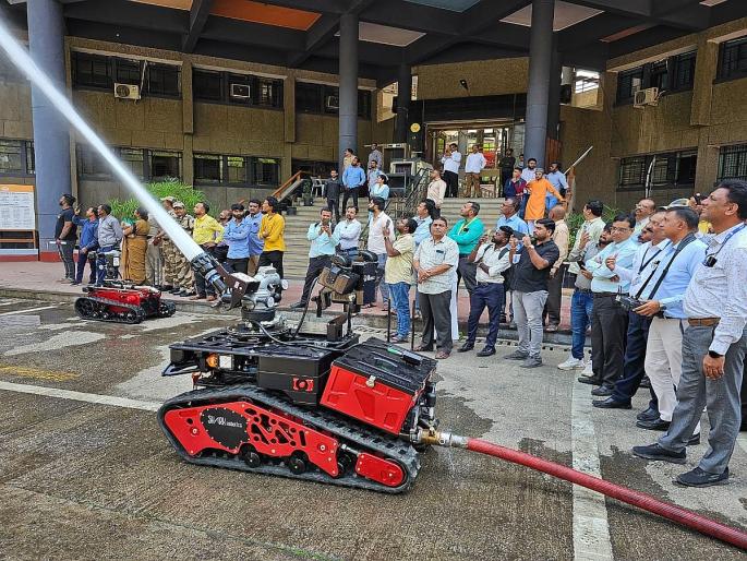 Nashik: Trial of Remote Control Robot in Nashik Municipality | Nashik: नाशिक महपालिकेत रिमोट कन्ट्रोल रोबोटची चाचणी Nashik: Trial of Remote Control Robot in Nashik Municipality | Nashik: नाशिक महपालिकेत रिमोट कन्ट्रोल रोबोटची चाचणी
