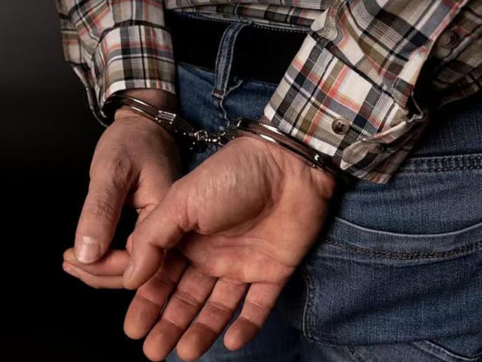 A youth from Thane was trapped! Two men stopped him on the road, stabbed him and robbed him of money; the next day he said, "Teach your family a lesson..." | ठाण्याचा तरुण अडकला! दोघांनी रस्त्यात अडवले, वार करत पैसे लुटले; दुसऱ्या दिवशी म्हणाला, "घरच्यांना धडा..." A youth from Thane was trapped! Two men stopped him on the road, stabbed him and robbed him of money; the next day he said, "Teach your family a lesson..." | ठाण्याचा तरुण अडकला! दोघांनी रस्त्यात अडवले, वार करत पैसे लुटले; दुसऱ्या दिवशी म्हणाला, "घरच्यांना धडा..."