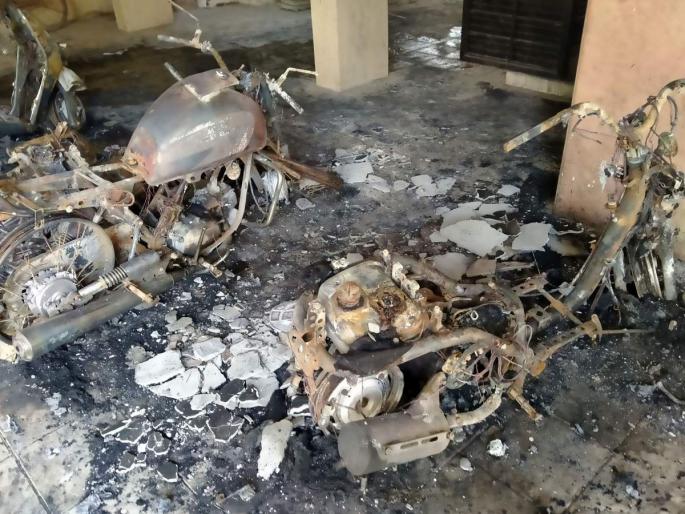 e bike blast in parking lot 5 bikes destroyed accident happened at midnight in nashik | पार्किंगमध्ये ई-बाइकचा स्फोट; ५ दुचाकी खाक! नाशिकमध्ये मध्यरात्री घडली दुर्घटना e bike blast in parking lot 5 bikes destroyed accident happened at midnight in nashik | पार्किंगमध्ये ई-बाइकचा स्फोट; ५ दुचाकी खाक! नाशिकमध्ये मध्यरात्री घडली दुर्घटना