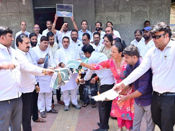 Nashik News: MNS burns Pakistani flag in Nashik | नाशिकमध्ये मनसेने जाळला पाकचा झेंडा Nashik News: MNS burns Pakistani flag in Nashik | नाशिकमध्ये मनसेने जाळला पाकचा झेंडा