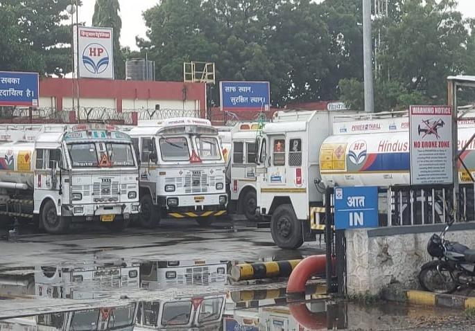 manmad fuel tanker drivers on strike again fuel supply stopped since morning | मनमाडला इंधन टँकर चालक पुन्हा संपावर; सकाळपासून इंधन पुरवठा ठप्प  manmad fuel tanker drivers on strike again fuel supply stopped since morning | मनमाडला इंधन टँकर चालक पुन्हा संपावर; सकाळपासून इंधन पुरवठा ठप्प