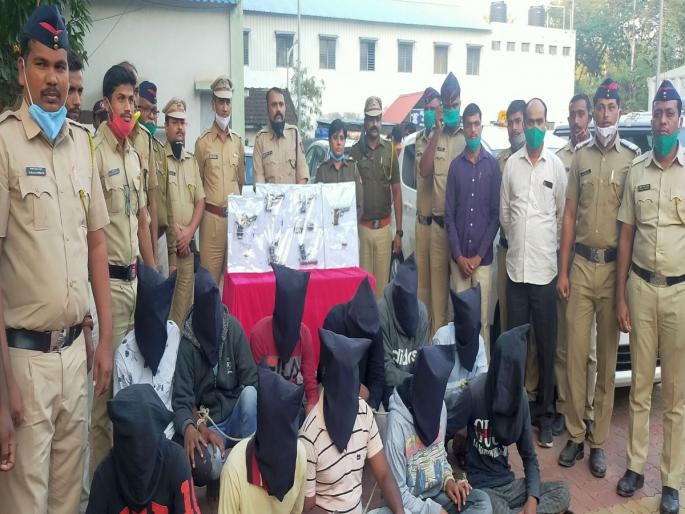 11 suspects in custody: Eight magazines, 32 cartridges seized | ११ संशयित ताब्यात : अर्धा डझन कट्टयांसह आठ मॅग्जीन, ३२ काडतुसे जप्त 11 suspects in custody: Eight magazines, 32 cartridges seized | ११ संशयित ताब्यात : अर्धा डझन कट्टयांसह आठ मॅग्जीन, ३२ काडतुसे जप्त