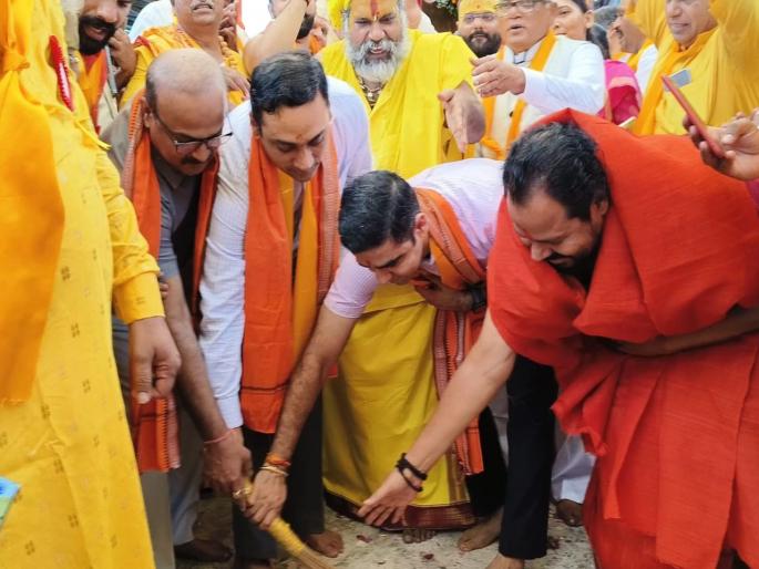 Nashik: Divisional Commissioner Gedam, District Collector swept roads during Jagannath Rathotsav in Nashik. | Nashik: नाशिकमध्ये जगन्नाथ रथोत्सवात विभागीय आयुक्त गेडाम, जिल्हाधिकाऱ्यांनी झाडले रस्ते Nashik: Divisional Commissioner Gedam, District Collector swept roads during Jagannath Rathotsav in Nashik. | Nashik: नाशिकमध्ये जगन्नाथ रथोत्सवात विभागीय आयुक्त गेडाम, जिल्हाधिकाऱ्यांनी झाडले रस्ते