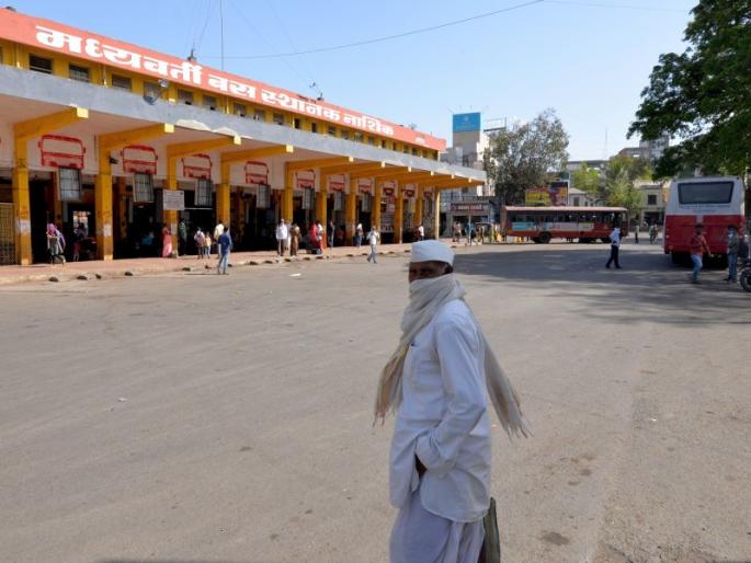 'Lalpari' runs on coronation path; Water at a revenue of Rs | ‘लालपरी’ची कोरोनामुक्तीच्या मार्गावर धाव; ६५ लाखांच्या महसुलावर पाणी 'Lalpari' runs on coronation path; Water at a revenue of Rs | ‘लालपरी’ची कोरोनामुक्तीच्या मार्गावर धाव; ६५ लाखांच्या महसुलावर पाणी