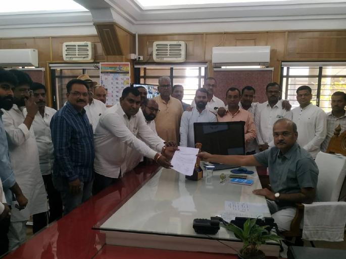 Farmers aggressive for compensation for land acquired | भूसंपादन केलेल्या जमिनींच्या मोबदल्यासाठी शेतकरी आक्रमक; आयुक्तांच्या दालनात प्रश्नांचा भडिमार Farmers aggressive for compensation for land acquired | भूसंपादन केलेल्या जमिनींच्या मोबदल्यासाठी शेतकरी आक्रमक; आयुक्तांच्या दालनात प्रश्नांचा भडिमार