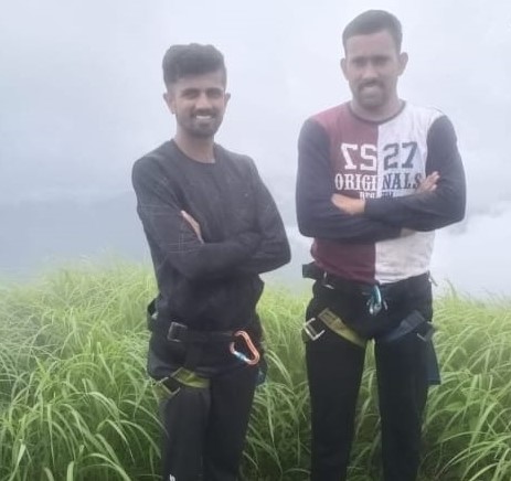 two ahmednagar trekkers were killed and one seriously injured after falling from a angtha sula near manmad | मनमाडजवळ अंगठ्या सुळक्यावरून पडून अहमदनगरच्या दोन ट्रेकर्सचा मृत्यू, एक गंभीर जखमी