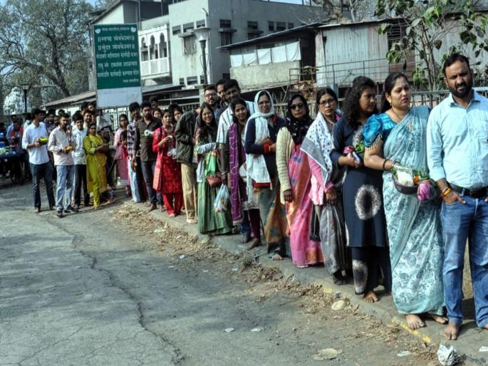 Large crowd of devotees at Trimbakeshwar | सलग आलेल्या सुट्ट्यांंमुळे त्र्यंबकेश्वर येथे भाविकांची मोठी गर्दी Large crowd of devotees at Trimbakeshwar | सलग आलेल्या सुट्ट्यांंमुळे त्र्यंबकेश्वर येथे भाविकांची मोठी गर्दी