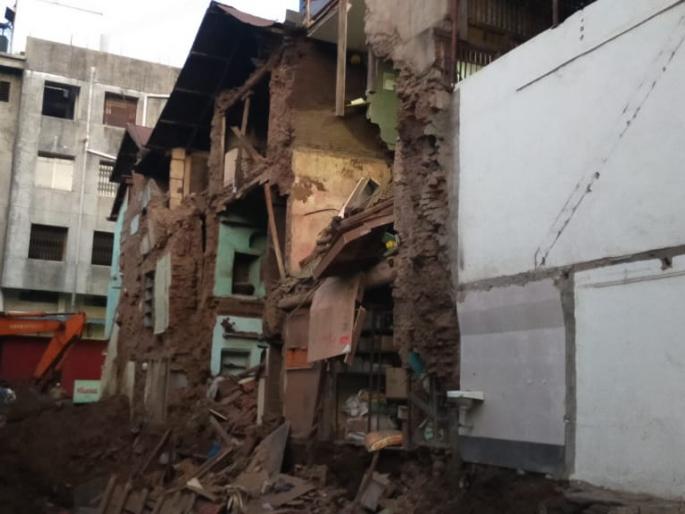 Video Vaishya Wada in Dhangar street in Nashik suddenly collapsed work was going on | Video : नाशिकमधील घनकर गल्लीतील वैश्य वाडा पत्त्याच्या इमल्याप्रमाणे अचानक कोसळला  Video Vaishya Wada in Dhangar street in Nashik suddenly collapsed work was going on | Video : नाशिकमधील घनकर गल्लीतील वैश्य वाडा पत्त्याच्या इमल्याप्रमाणे अचानक कोसळला