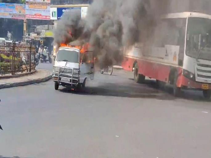 When a speeding omni car catches fire...; The family luckily survived | धावती ओम्नी कार आगीच्या विळख्यात सापडते तेव्हा...; कुटुंबीय सुदैवाने बचावले When a speeding omni car catches fire...; The family luckily survived | धावती ओम्नी कार आगीच्या विळख्यात सापडते तेव्हा...; कुटुंबीय सुदैवाने बचावले