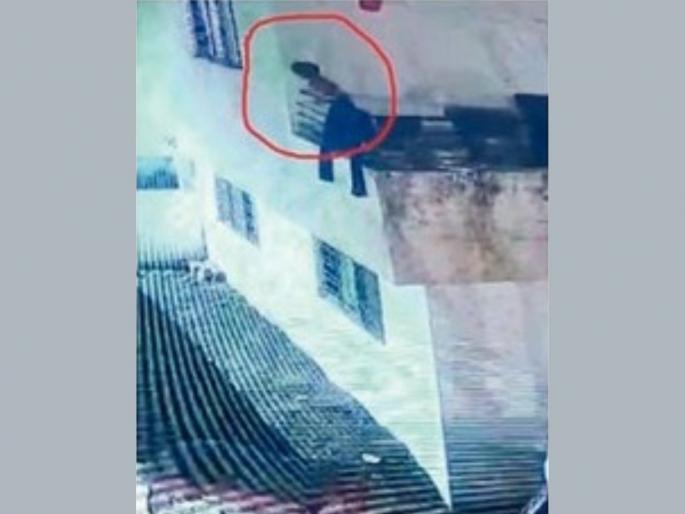 Three-year-old child loses balance while peeking from balcony, falls down...; Incident in Nashik | बाल्कनीतून डोकावताना तोल गेला, तीन वर्षांचा चिमुकला खाली पडला...; नाशिकमधील घटना Three-year-old child loses balance while peeking from balcony, falls down...; Incident in Nashik | बाल्कनीतून डोकावताना तोल गेला, तीन वर्षांचा चिमुकला खाली पडला...; नाशिकमधील घटना
