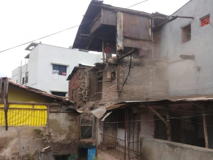 dangerous wada collapsed in nashik three injured | नाशिकमध्ये धोकादायक वाडा कोसळला; तीन जखमी dangerous wada collapsed in nashik three injured | नाशिकमध्ये धोकादायक वाडा कोसळला; तीन जखमी