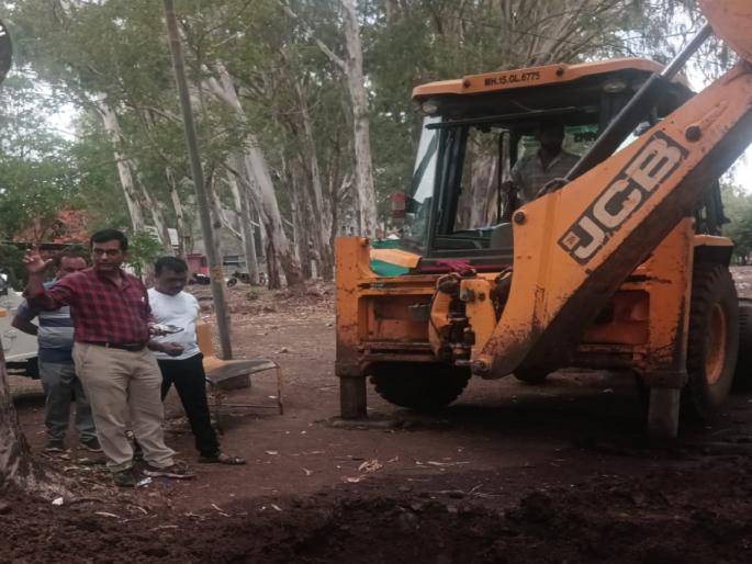 Nashik Municipal Corporation water pipe burst; 75 percent of the city's water supply is off | नाशिक महापालिकेची जलवाहिनी फुटली; शहरातील ७५ टक्के पाणीपुरवठा बंद Nashik Municipal Corporation water pipe burst; 75 percent of the city's water supply is off | नाशिक महापालिकेची जलवाहिनी फुटली; शहरातील ७५ टक्के पाणीपुरवठा बंद