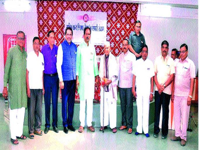 Decision in the annual meeting of the Association of Business Organizations on organized efforts to address the issues of trade | व्यापाºयांच्या प्रश्नी संघटित प्रयत्न करण्यावर भरव्यापारी संघटनेच्या वार्षिक सभेत निर्णय Decision in the annual meeting of the Association of Business Organizations on organized efforts to address the issues of trade | व्यापाºयांच्या प्रश्नी संघटित प्रयत्न करण्यावर भरव्यापारी संघटनेच्या वार्षिक सभेत निर्णय