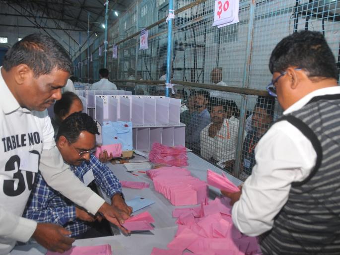 Confusion due to more than three ballot papers in jalgaon chopda | जळगावच्या चोपडा येथील मतदान केंद्रांवर तीन मतपत्रिका जास्त निघाल्याने गोंधळ Confusion due to more than three ballot papers in jalgaon chopda | जळगावच्या चोपडा येथील मतदान केंद्रांवर तीन मतपत्रिका जास्त निघाल्याने गोंधळ