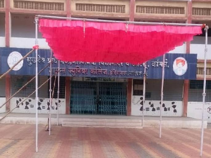 A tent was put up for voters to protect them from the sun | उन्हापासून बचावासाठी मतदारांसाठी टाकले मंडप A tent was put up for voters to protect them from the sun | उन्हापासून बचावासाठी मतदारांसाठी टाकले मंडप