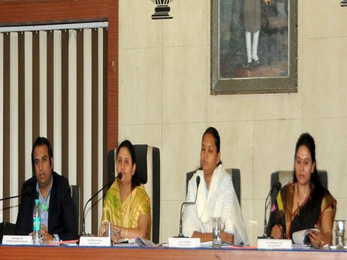 Fury on funding Chief Minister's Gram Sadak Yojana at the standing committee on the unpaid fund of Zilla Parishad | जिल्हा परिषदेच्या अखिर्चित निधीवरून गाजलेल्या स्थायी सभेत मुख्यमंत्री ग्राम सडक योजनेला निधी वळविल्याने रोष Fury on funding Chief Minister's Gram Sadak Yojana at the standing committee on the unpaid fund of Zilla Parishad | जिल्हा परिषदेच्या अखिर्चित निधीवरून गाजलेल्या स्थायी सभेत मुख्यमंत्री ग्राम सडक योजनेला निधी वळविल्याने रोष