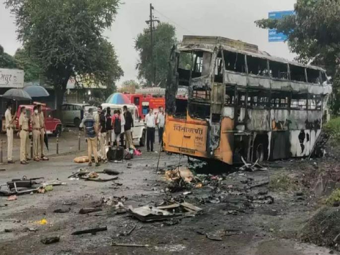 Nashik Bus Accident: Death toll rises; 2 more dead bodies were found in the burnt bus while police Panchnama | Nashik Bus Accident: मृतांचा आकडा वाढला; जळालेल्या बसमध्ये पंचनामा करताना सापडले आणखी २ मृतदेह