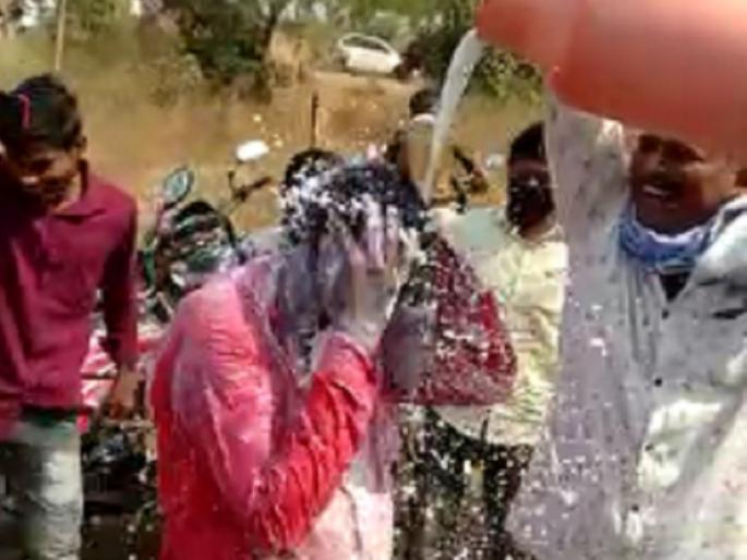 Gram panchayat Election Result : Nasir won and friends performed milk anointing | VIDEO : गुराखी नासीर विजयी झाला अन् आनंदोत्सवात मित्रांनी केला दुग्धाभिषेक!