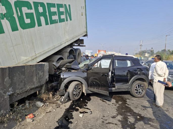 Container and car collision The container went between two bridges seriously injuring two people | कंटेनर व कारची धडक; कंटेनर दोन पुलांच्या मध्ये गेला, दोन जण गंभीर जखमी Container and car collision The container went between two bridges seriously injuring two people | कंटेनर व कारची धडक; कंटेनर दोन पुलांच्या मध्ये गेला, दोन जण गंभीर जखमी