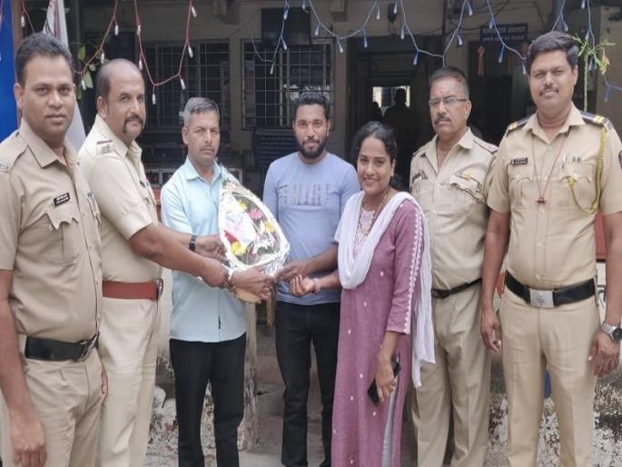 Honesty of the rickshaw driver traveler's forgotten three tolas of gold were returned | रिक्षाचालकाचा प्रामाणिकपणा! प्रवाशाचे विसरलेले तीन तोळे सोने केले परत Honesty of the rickshaw driver traveler's forgotten three tolas of gold were returned | रिक्षाचालकाचा प्रामाणिकपणा! प्रवाशाचे विसरलेले तीन तोळे सोने केले परत