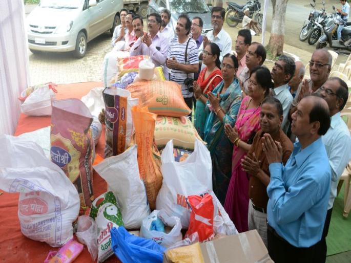 Hundreds of thousands of hamlets were used to give a grasshopper to the worms | पितरांचा एक घास वंचितांना देण्यासाठी शेकडो हात सरसावले Hundreds of thousands of hamlets were used to give a grasshopper to the worms | पितरांचा एक घास वंचितांना देण्यासाठी शेकडो हात सरसावले