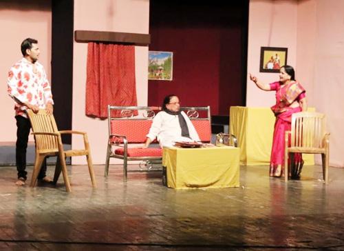 The opening story of evergreen love: 'How is love your color?' | सदाबहार प्रेमाची खुमासदार कहाणी : ‘प्रेमा तुझा रंग कसा ?’