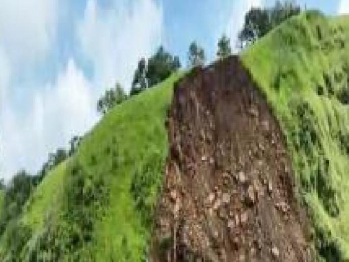 A portion of a mountain in the Sahyadri mountain range east of Natal village in Sindhudurg district collapsed | सावधान.. सह्याद्रीचा बुरुज ढासळतोय; नाटळ येथील डोंगर पुन्हा कोसळला, ग्रामस्थांमध्ये भीतीचे वातावरण