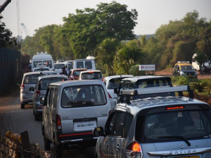 Goa tourists get overflow traffic, traffic jams everywhere | विकेण्डला गोवा पर्यटकांनी ओव्हर फ्लो, ठिकठिकाणी ट्राफिक जाम Goa tourists get overflow traffic, traffic jams everywhere | विकेण्डला गोवा पर्यटकांनी ओव्हर फ्लो, ठिकठिकाणी ट्राफिक जाम