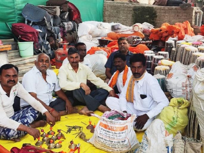 With the cancellation of Nathshashi, a break of 70 crores business in Paithan | नाथषष्ठी रद्द झाल्याने ७० कोटींच्या उलाढालीला लागला ब्रेक With the cancellation of Nathshashi, a break of 70 crores business in Paithan | नाथषष्ठी रद्द झाल्याने ७० कोटींच्या उलाढालीला लागला ब्रेक