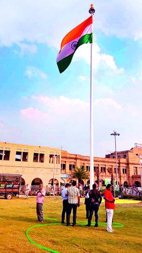 National flag raising of 100 feet height at Nagpur railway station | नागपूर रेल्वेस्थानकावर १०० फूट उंचीच्या राष्ट्रध्वजाची उभारणी National flag raising of 100 feet height at Nagpur railway station | नागपूर रेल्वेस्थानकावर १०० फूट उंचीच्या राष्ट्रध्वजाची उभारणी