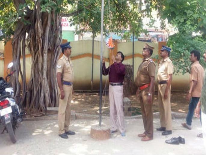 Tricolor sentenced to death for torturing Tricolor | तिरंग्याचा अपमान करणा-या डॉक्टरला न्यायालयाने सुनावली आठवडाभर तिरंगा फडकावण्याची शिक्षा Tricolor sentenced to death for torturing Tricolor | तिरंग्याचा अपमान करणा-या डॉक्टरला न्यायालयाने सुनावली आठवडाभर तिरंगा फडकावण्याची शिक्षा