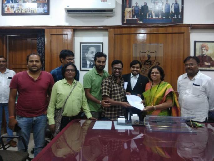 Demand for 'Open Theater' and black hordings | काळा फलक अन् सार्वजनिक जागांवर ‘ओपन थिएटर’साठी नाटूकले एकवटले Demand for 'Open Theater' and black hordings | काळा फलक अन् सार्वजनिक जागांवर ‘ओपन थिएटर’साठी नाटूकले एकवटले