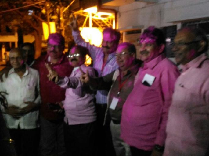 Natya Parishad Election: The flag of established in the 'Central' fray | नाट्य परिषद निवडणूक : 'मध्यवर्ती'च्या मैदानात प्रस्थापितांचाच झेंडा Natya Parishad Election: The flag of established in the 'Central' fray | नाट्य परिषद निवडणूक : 'मध्यवर्ती'च्या मैदानात प्रस्थापितांचाच झेंडा