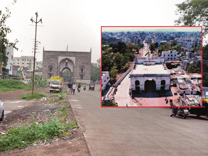 A road is prepared on one side of Naubat Darwaza; The work on the other side was stalled for one and a half years due to 34 houses | नौबत दरवाजाच्या एका बाजूने रस्ता तयार; दुसऱ्या बाजूचे काम ३४ घरांमुळे दीड वर्षांपासून रखडले A road is prepared on one side of Naubat Darwaza; The work on the other side was stalled for one and a half years due to 34 houses | नौबत दरवाजाच्या एका बाजूने रस्ता तयार; दुसऱ्या बाजूचे काम ३४ घरांमुळे दीड वर्षांपासून रखडले