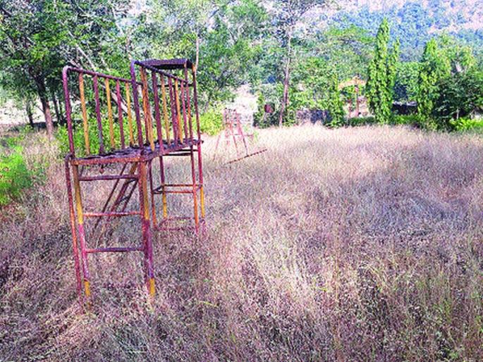 Garden dorm near the monument | स्मारकाजवळील उद्यानाची दुरवस्था Garden dorm near the monument | स्मारकाजवळील उद्यानाची दुरवस्था