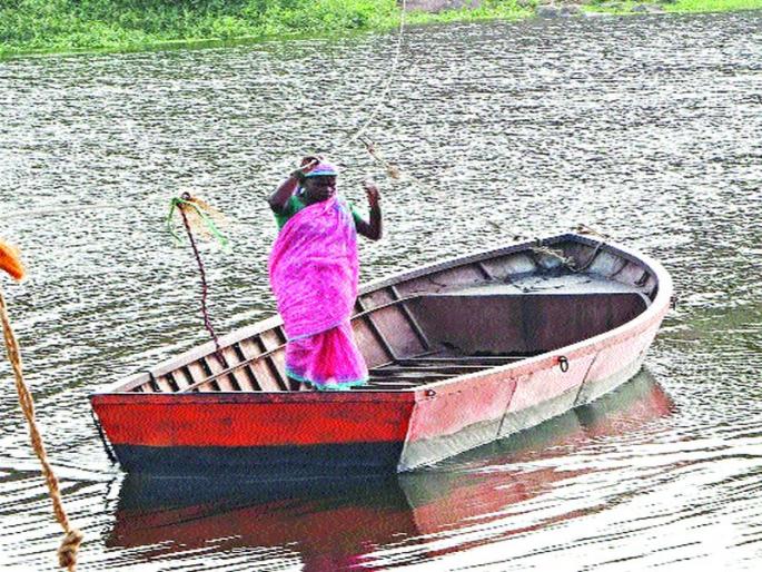For the stomach, 'she' became a boatman | वितभर पोटासाठी ‘ती’ बनली नावाडी