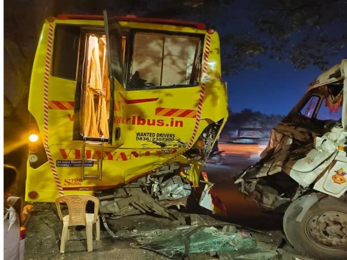 Dumper hits Travels near Navle Bridge; Seven people were injured in the accident | Pune: नवले पुलाजवळ डंपरची ट्रॅव्हल्सला धडक; अपघातात सातजण जखमी Dumper hits Travels near Navle Bridge; Seven people were injured in the accident | Pune: नवले पुलाजवळ डंपरची ट्रॅव्हल्सला धडक; अपघातात सातजण जखमी