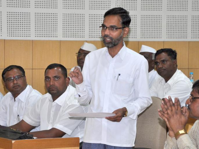 Ajit Navale's sign of milk powder will be pouring milk on minister's door to minister's door | दूध दरवाढीसाठी दुग्धविकास मंत्र्याच्या दारात दूध ओतणार - अजित नवले यांचा इशारा
