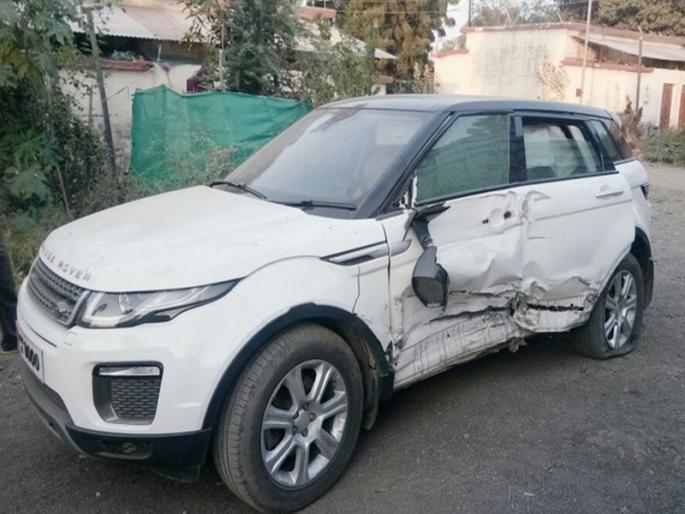 A jeep hit a car in Navapur | नवापुरात उभ्या कारवर जीप आदळली A jeep hit a car in Navapur | नवापुरात उभ्या कारवर जीप आदळली