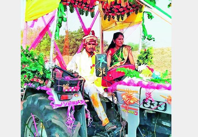 groom himself drove tractor and take bride to sasural after vidaai | नवरदेवाचा हटके अंदाज; स्वत: ट्रॅक्टर चालवत नवरीला घेऊन आला! groom himself drove tractor and take bride to sasural after vidaai | नवरदेवाचा हटके अंदाज; स्वत: ट्रॅक्टर चालवत नवरीला घेऊन आला!