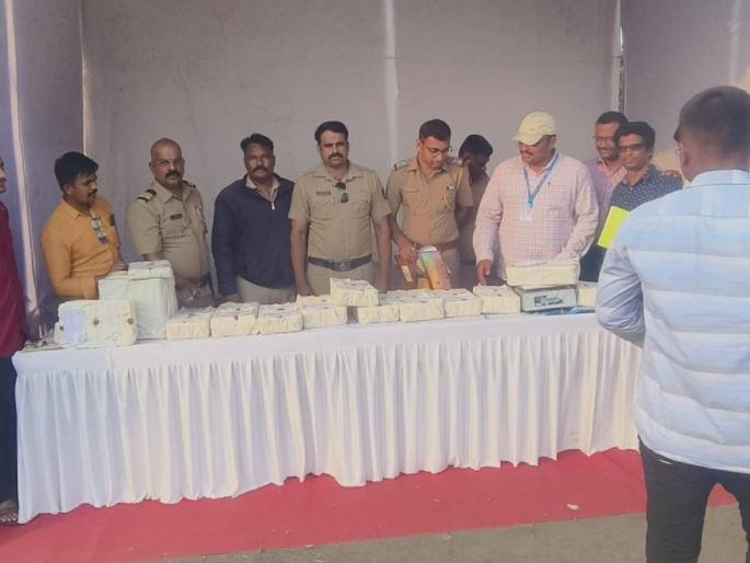26 lakhs of silver seized at Sangliwadi toll booth, performance of election team with city police | सांगलीवाडी टोलनाक्यावर २६ लाखाची चांदी जप्त; शहर पोलिसासह निवडणूक पथकाची कामगिरी 26 lakhs of silver seized at Sangliwadi toll booth, performance of election team with city police | सांगलीवाडी टोलनाक्यावर २६ लाखाची चांदी जप्त; शहर पोलिसासह निवडणूक पथकाची कामगिरी